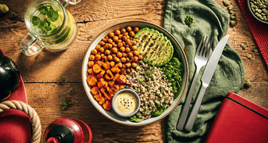 Nourriture healthy Buddha bowl coloré sur table