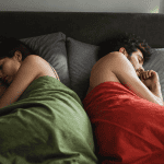 position couple amoureux dormir côte à côte