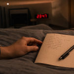 Comment trouver le sommeil rapidement : respiration et rituels au lit, notes cerveau vide