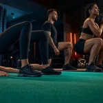 3 exercices pour muscler fessiers : pont, fente arrière, squat