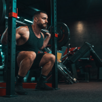 Exercice jambe : squat contrôlé et genoux alignés en salle de sport