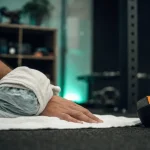 Ibuprofene tendinite : poche de glace sur tendon au poignet en salle de sport