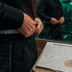 Recomposition corporelle : 300 à 500 calories et 1,8 à 2,2 g/kg devant un miroir