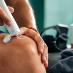 Creme anti inflammatoire en gel sur genou pour douleur