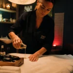 Massage relaxant Paris pas cher : praticienne et huile chaude en institut