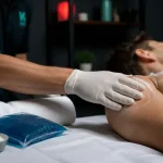tendinite épaule massage : kiné effectue un massage apaisant sur l’épaule